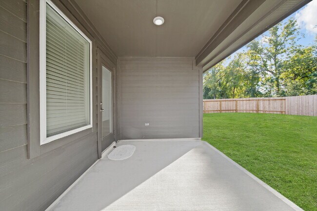 Building Photo - "Charming 4-Bed Sanctuary with Granite Elegance in Magnolia!"