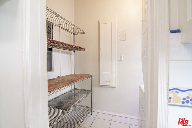 Building Photo - 1215 S Alfred St