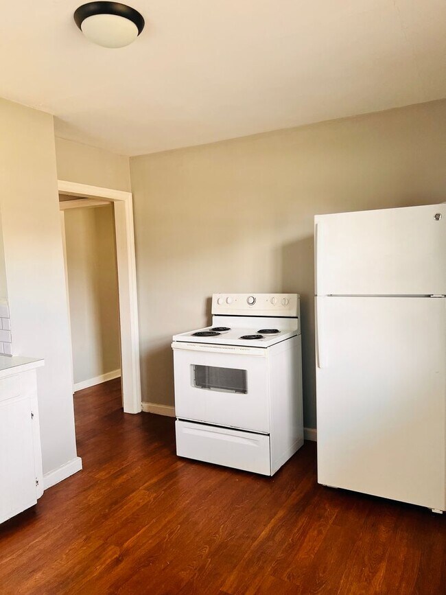 Building Photo - 2 Bedroom, 1 Bath in West Columbia