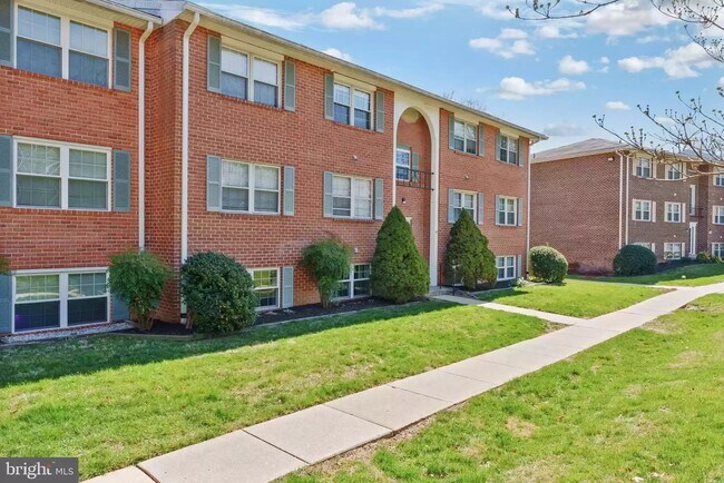 Building Photo - 221 Crocker Dr