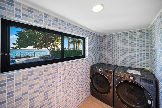 Building Photo - 1351 Bay Terrace