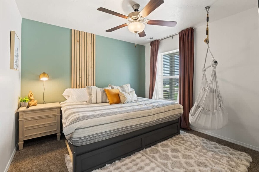 Building Photo - 216 Cliff Swallow Ave