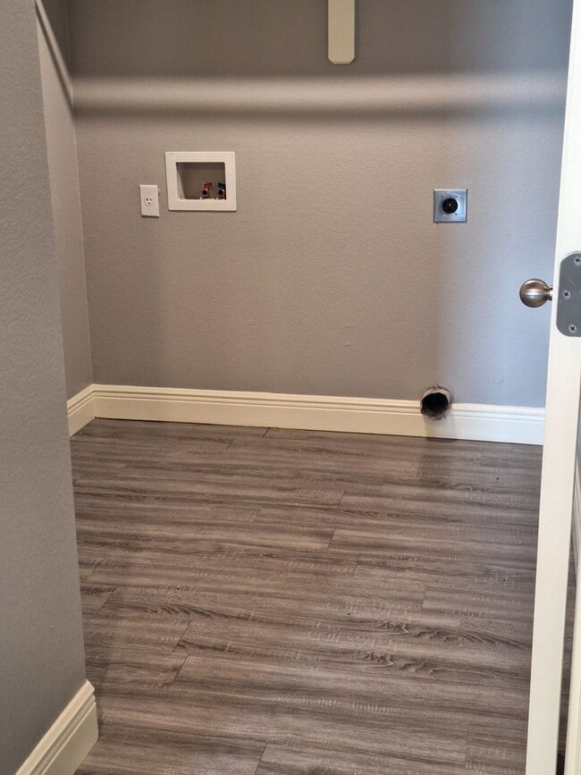 Building Photo - 3 bedroom Duplex with move in special