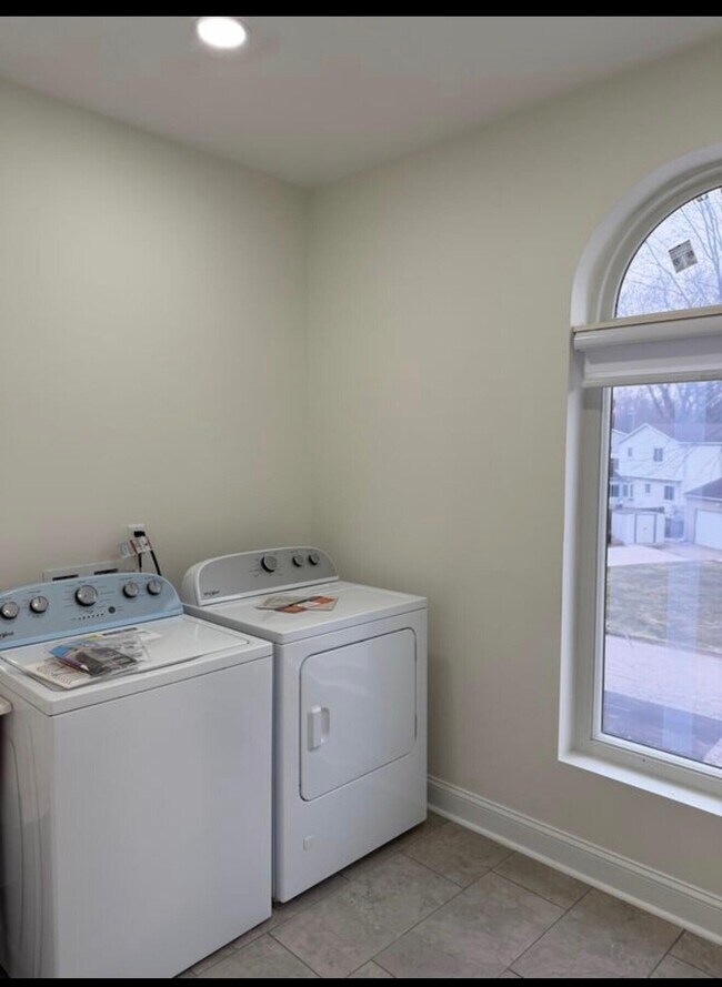 Building Photo - 2544 Eastlawn Ave