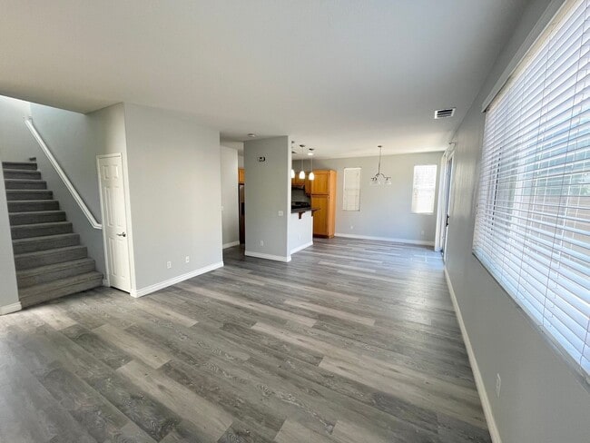 Building Photo - Beautiful 3 bedroom 2.5 bathroom home is M...