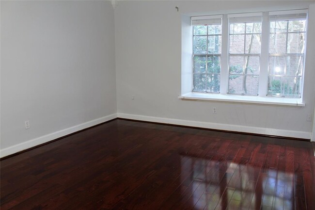 Building Photo - 8277 Kingsbrook Rd