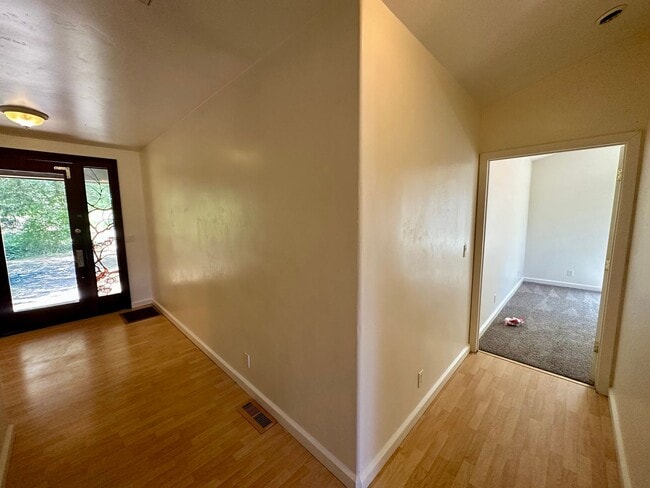 Building Photo - 4 Bedroom 2.5 Bathroom Home on 2 Acres Clo...
