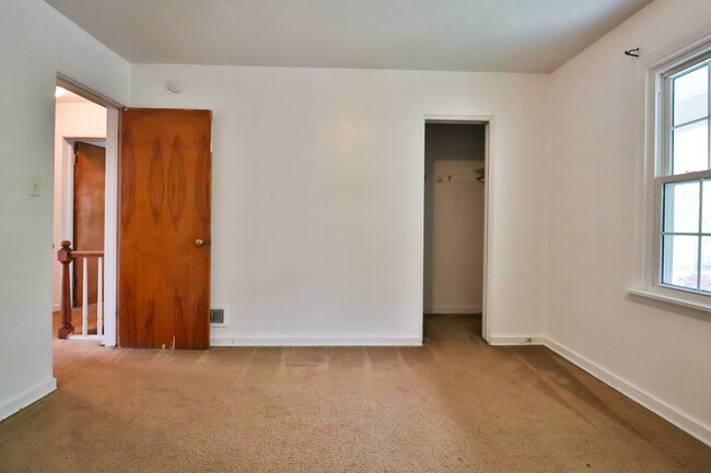 Building Photo - 831 N Raynor Ave