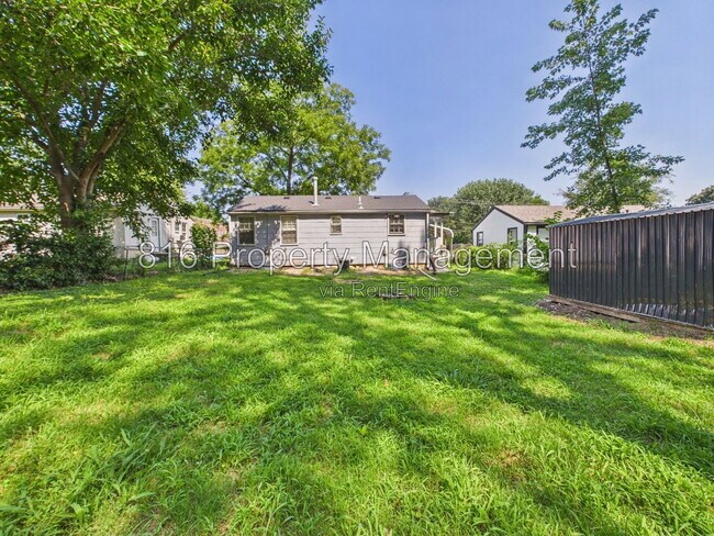 Building Photo - 810 S Woodland Ave
