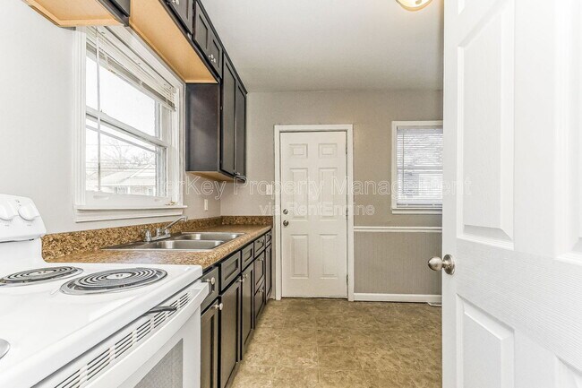 Building Photo - 208 E Geer St