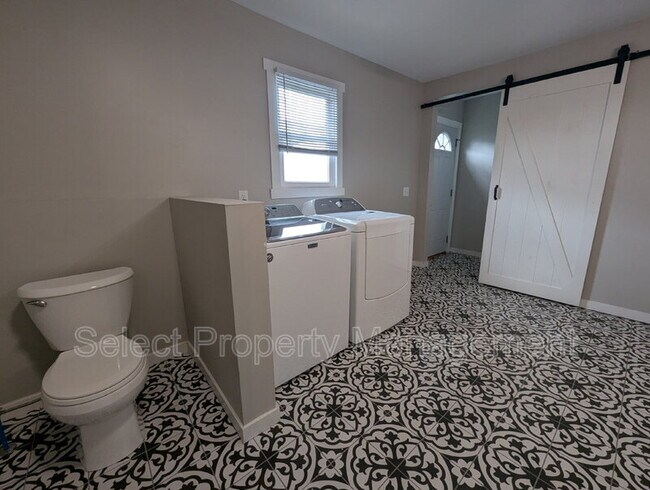 Building Photo - 603 Lavina St