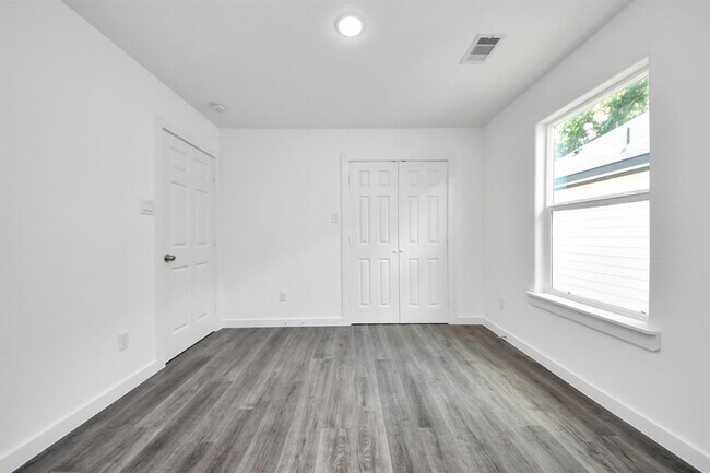 Building Photo - 2322 Wavell St