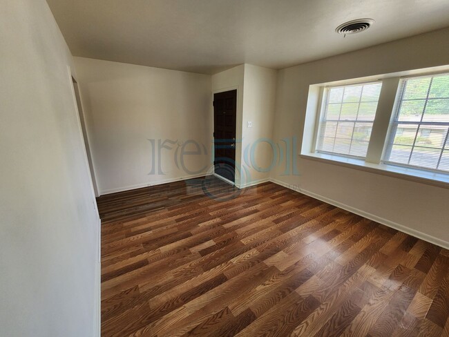 Building Photo - *Price Reduction* Nicely Updated Property!!!! Huge Backyard!!!