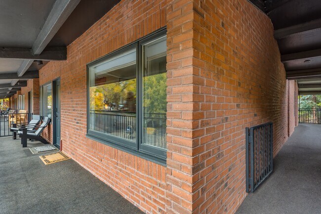 Building Photo - 731 S Mill St