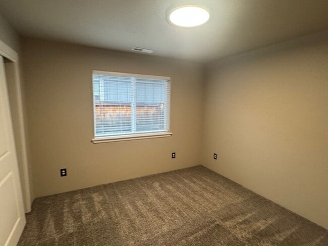 Building Photo - CUSTOM 3 BEDROOM, 2 BATH HOME NEAR SOUTH MEDFORD HIGH SCHOOL