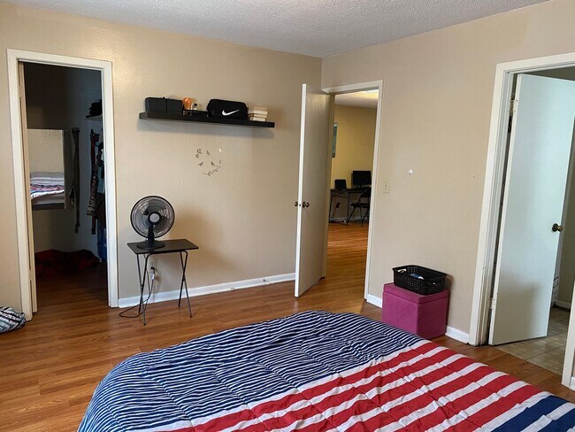 Building Photo - 114 Helen Cir