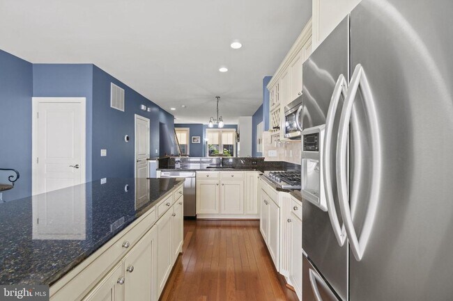 Building Photo - 2509 S Kenmore Ct