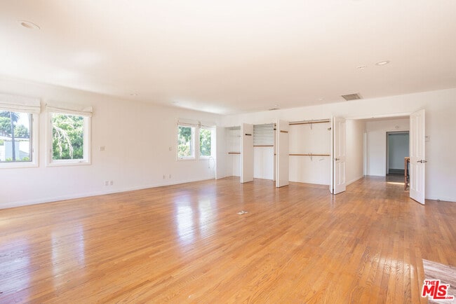 Building Photo - 508 N Canon Dr