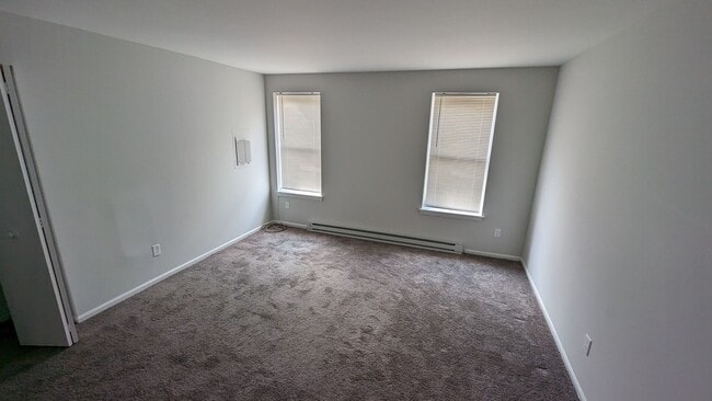 Building Photo - 3 Bedroom apartment with multiple floor living!