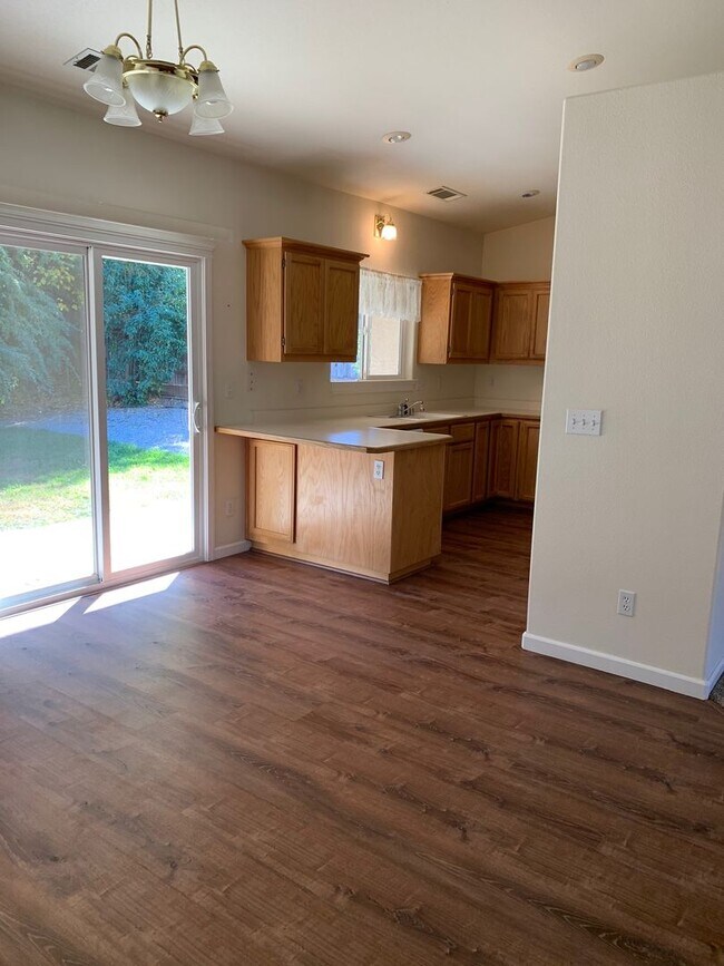 Building Photo - 1543 Lakeside Dr
