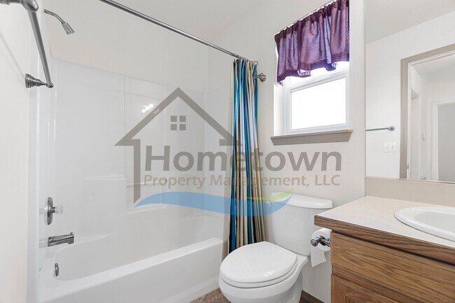 Building Photo - 3 Bedroom 2 Bathroom Home with Attached 2 Car Garage Available in Coeur d'Alene!