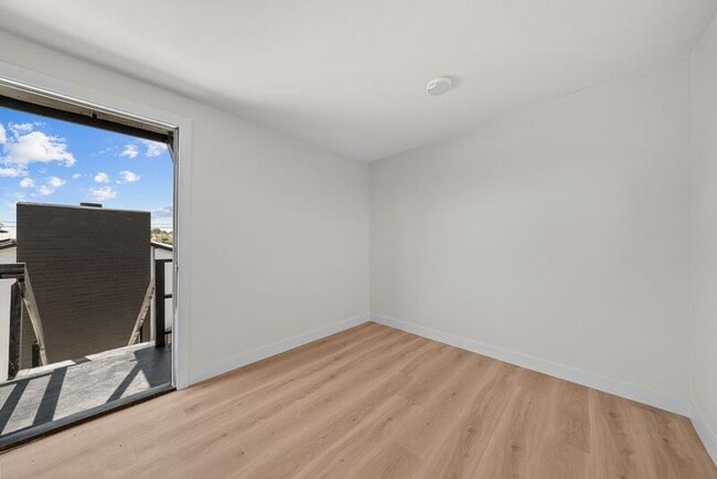 Building Photo - 2333 Ridge View Dr