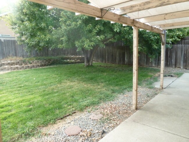 Building Photo - Spacious Home in Desirable Quail Ridge Neighborhood