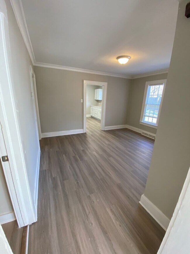 Building Photo - Very nice 4 bedroom 1 bathroom house JUST REMODLED (Spring 2022)