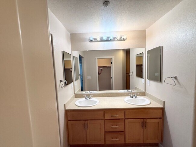 Building Photo - Well-Kept 2BD/2BA Condo Near Downtown Livermore! - Extra Large 2.5 Car Garage with Additional Sto...