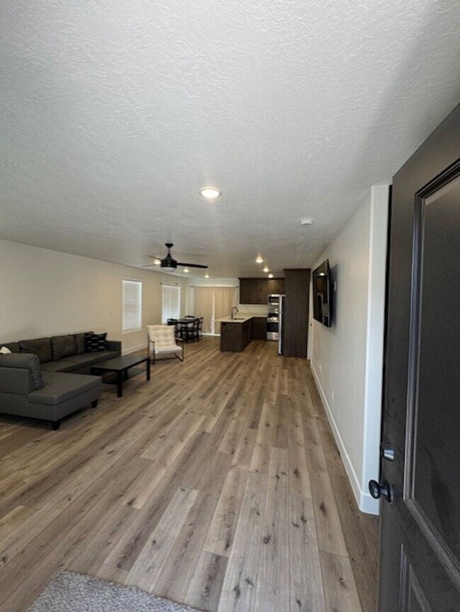 Building Photo - Room for Rent in Two Bedroom Unit
