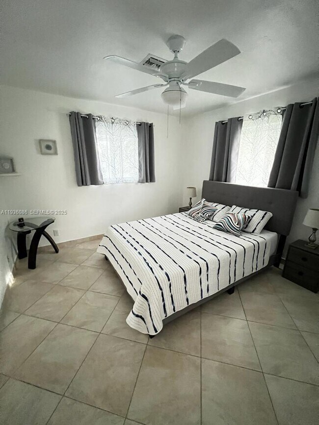 Building Photo - 3324 Lakeview Blvd