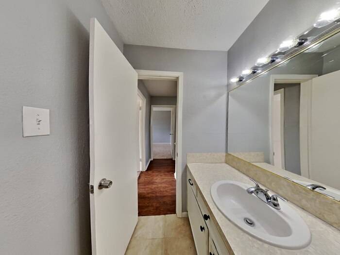 Building Photo - 722 E Brown Ln