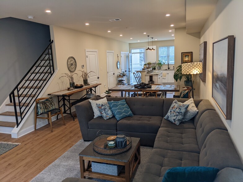 Living & Dining Areas - 225 W Pastorius St