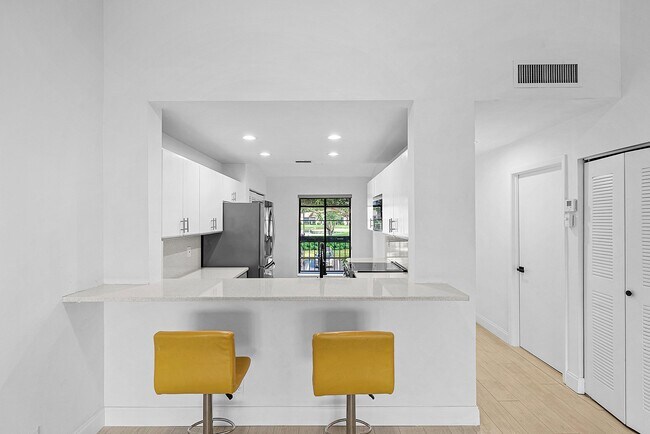 Building Photo - 5054 Golfview Ct