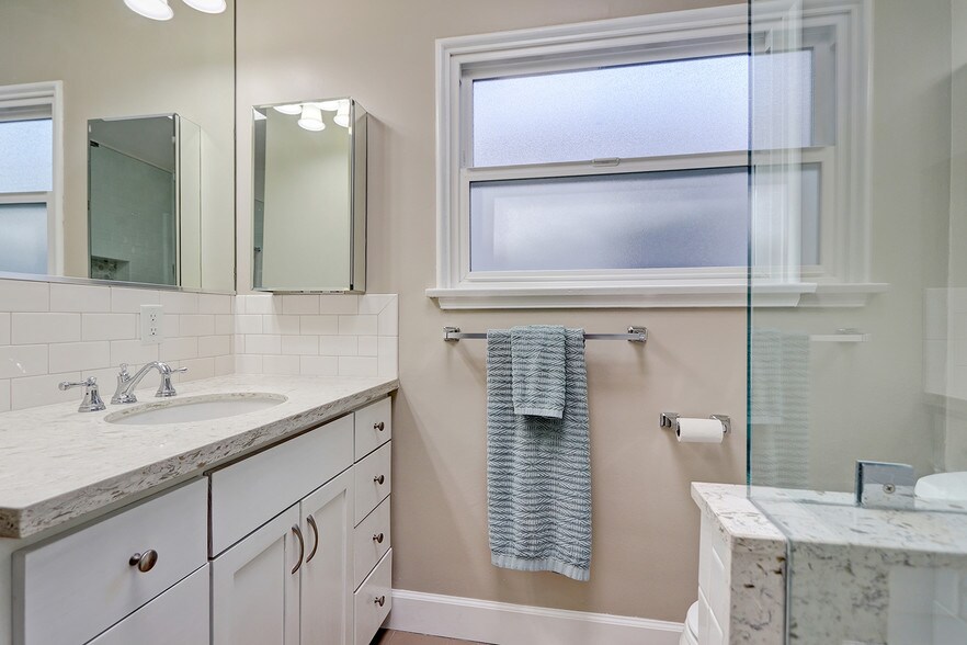 new spacious bath - 423 28th St