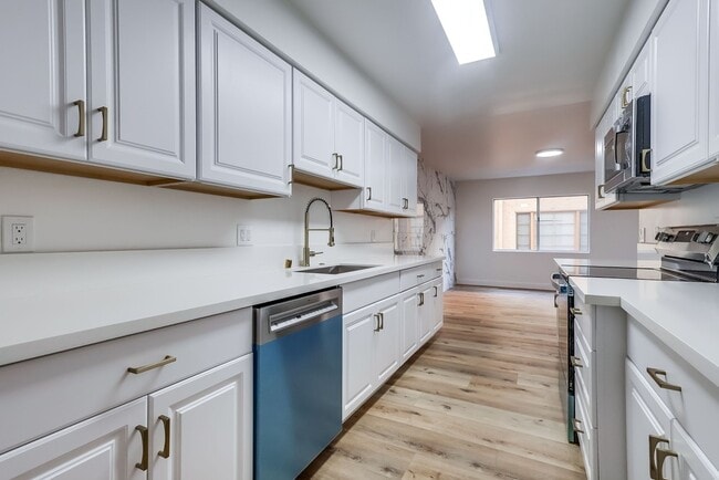 Building Photo - 435 N Oakhurst Dr