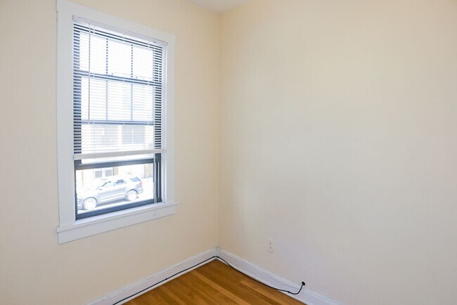 Building Photo - 2254 N Southport Ave