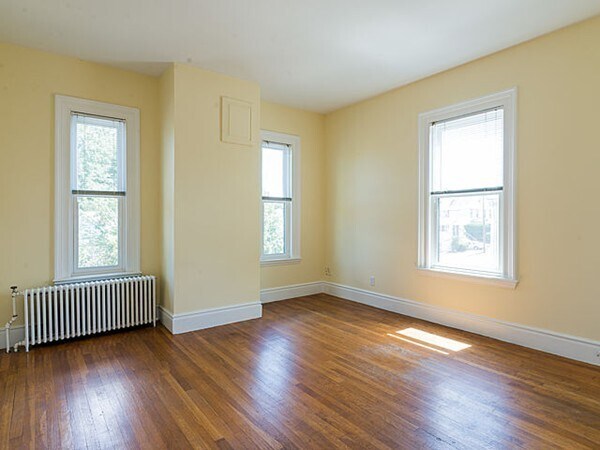 Building Photo - 832 Belmont St