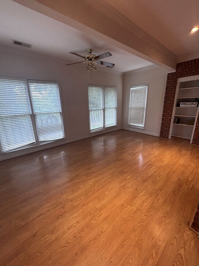 Building Photo - 2 Bed 2 Bath House for rent in time for the school year.