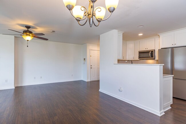 Building Photo - Gorgeous modern Main Level 2 bedroom 2 bat...