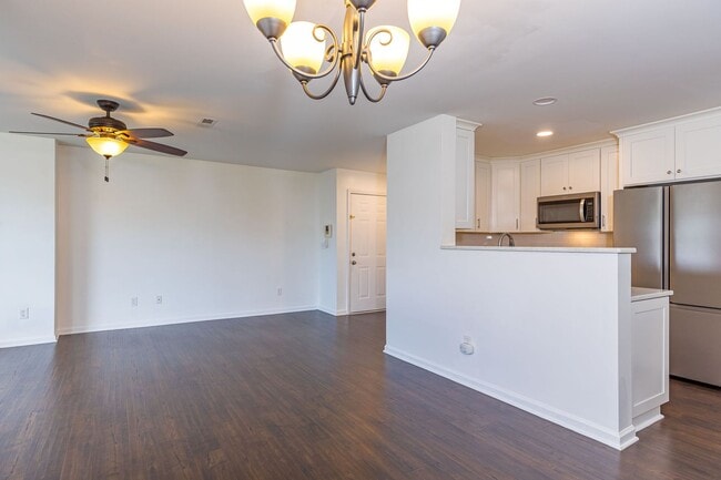Building Photo - Gorgeous modern Main Level 2 bedroom 2 bath condo in SW Greensboro off W. Wendover.
