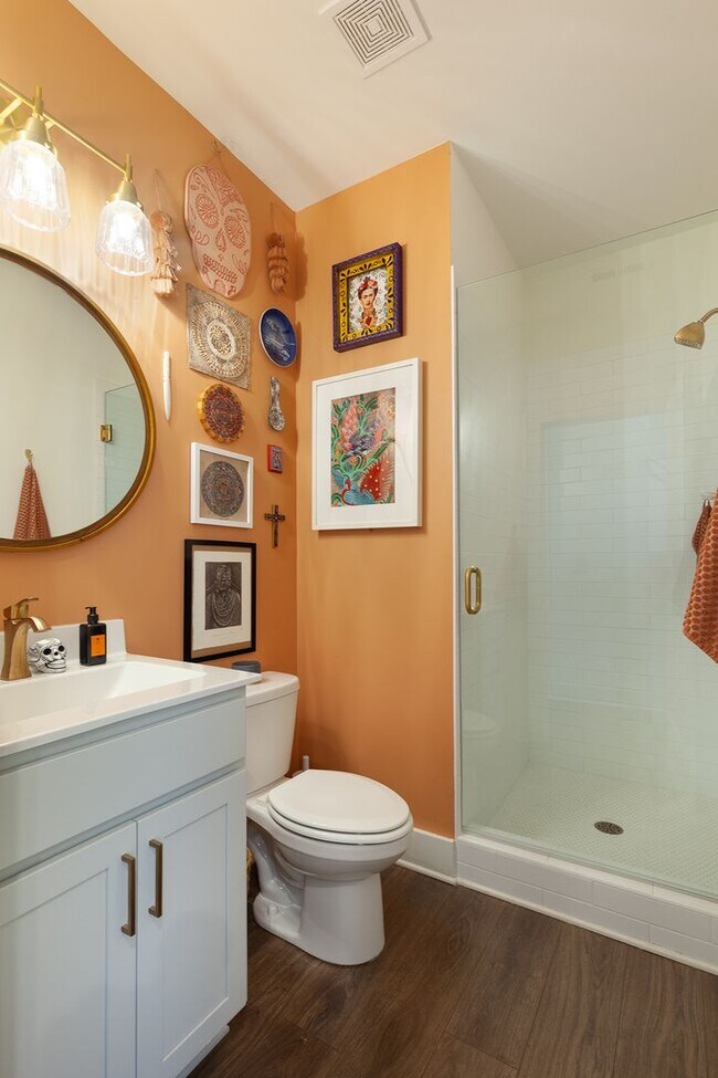 Building Photo - Stylish End-Unit Townhome Minutes From Gra...