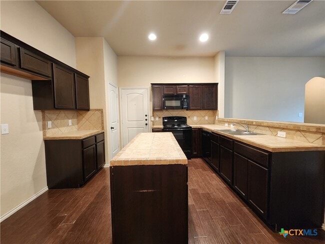 Building Photo - 712 Creekside Cir