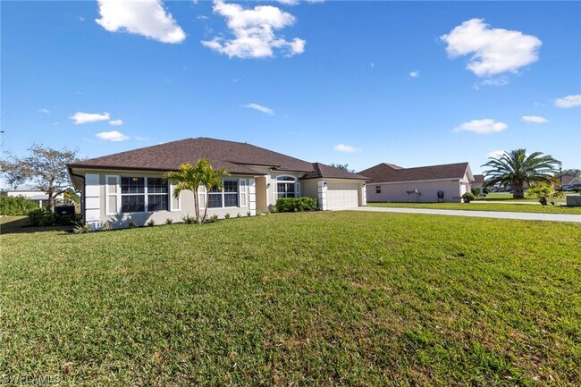 Building Photo - 4BR Home in Gated Town Lakes Community with Lake View