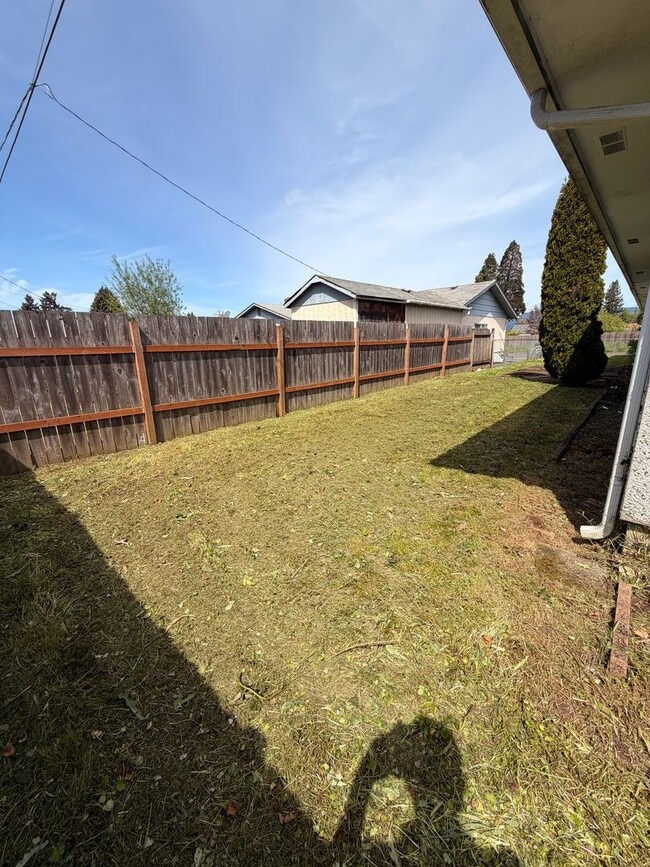 Building Photo - 2-Bedroom 1-Bathroom Duplex in Springfield