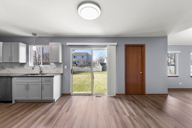 Building Photo - 905 Thorn Creek Dr