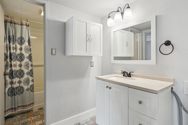 Building Photo - Stunningly Updated 1bed 1bath Townhome wit...