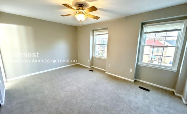 Building Photo - 2058 Mayflower Dr