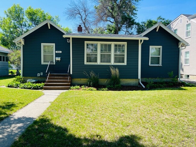 Building Photo - 3 bedroom house - Pet Friendly, Garage, Fenced Yard