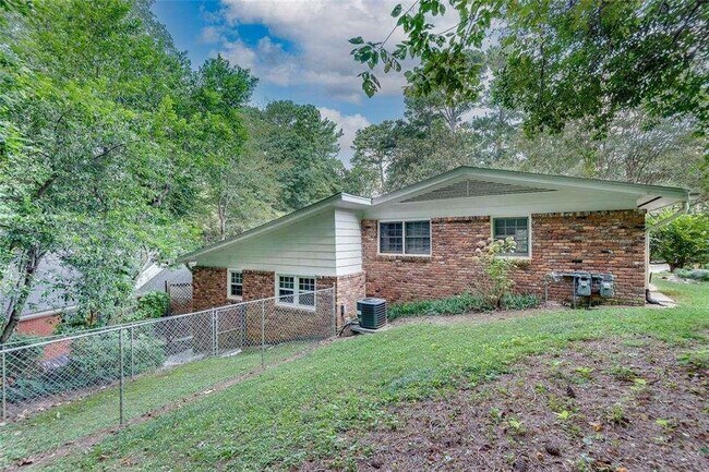 Building Photo - 799 Marstevan Dr NE